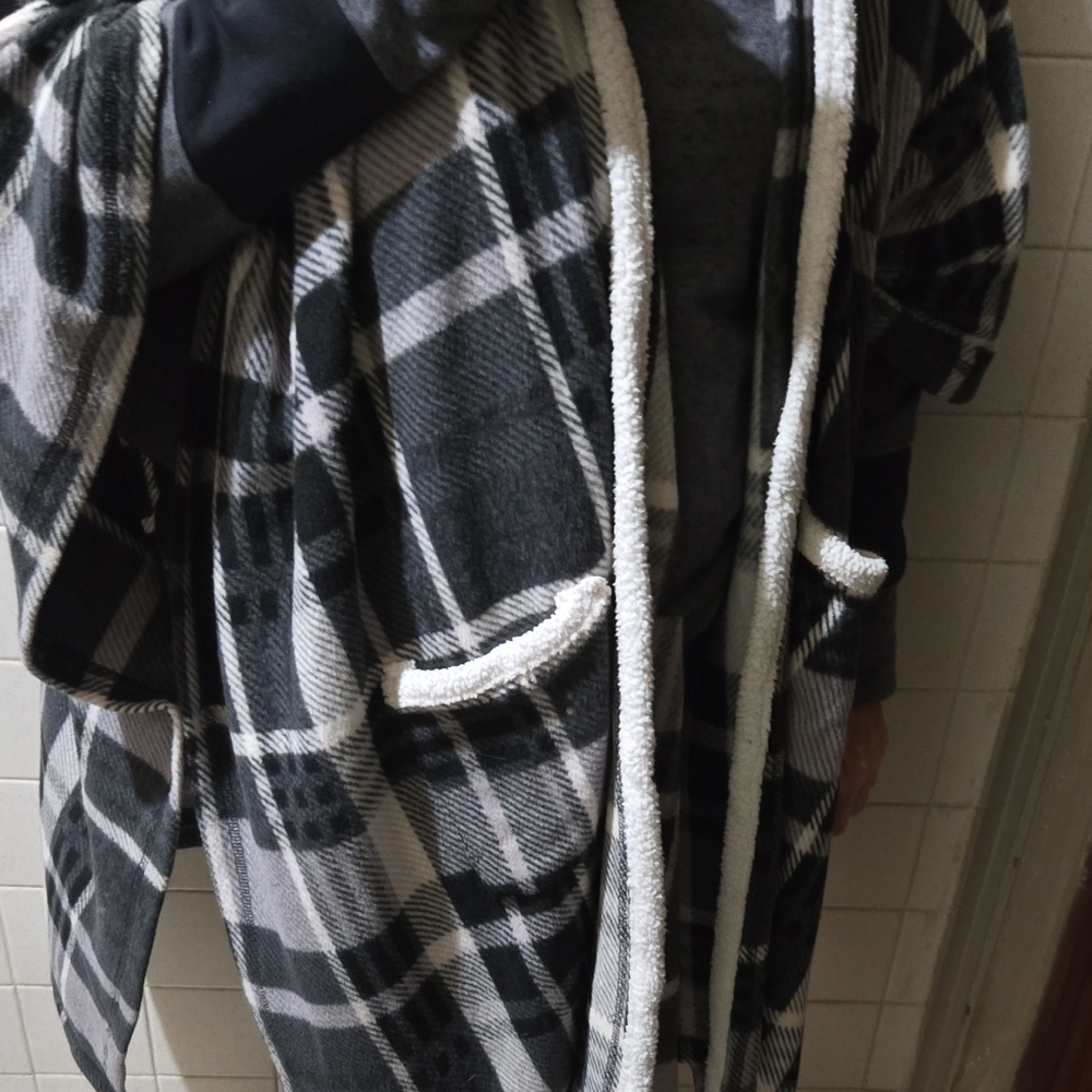 Cuddl Duds Black and White Plaid Blanket Robe - Picture 3 of 8
